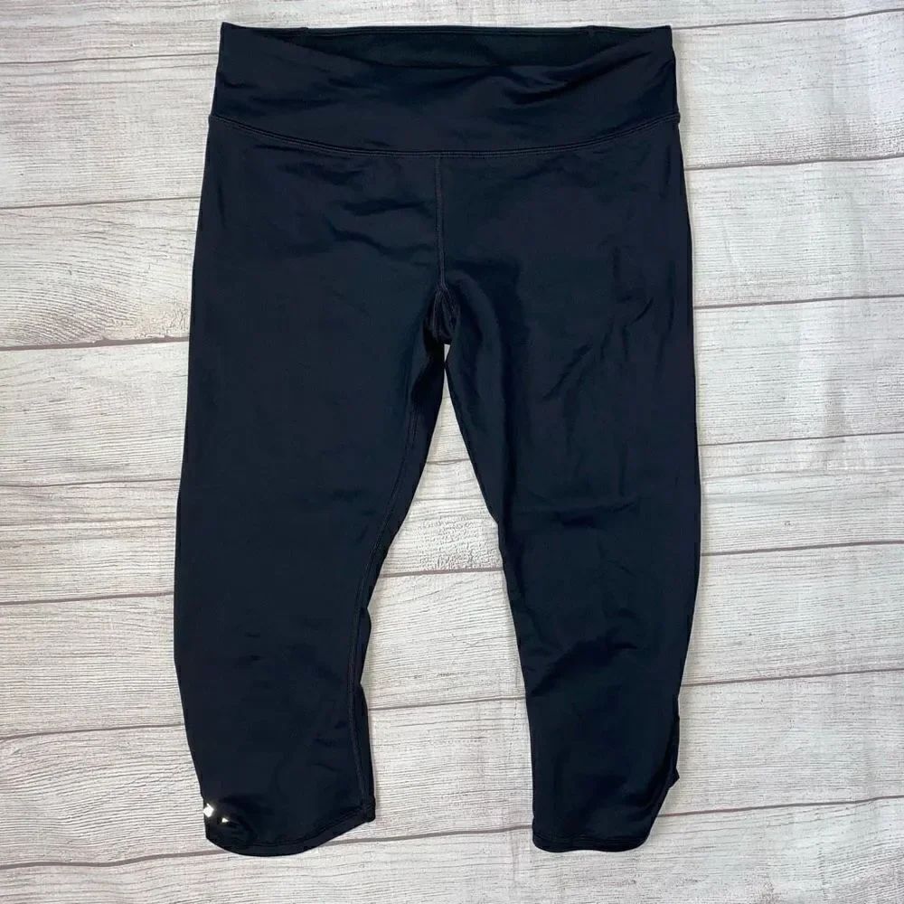 Under Armour women’s M heat gear pull on compression leggings black capris